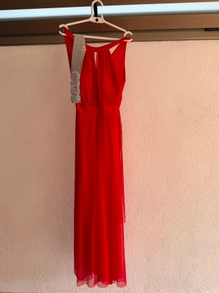 Vestido de fiesta rojo con cinturón plateado