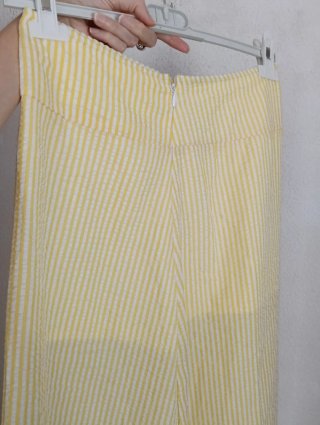 Maxi falda de rayas amarillas y blancas