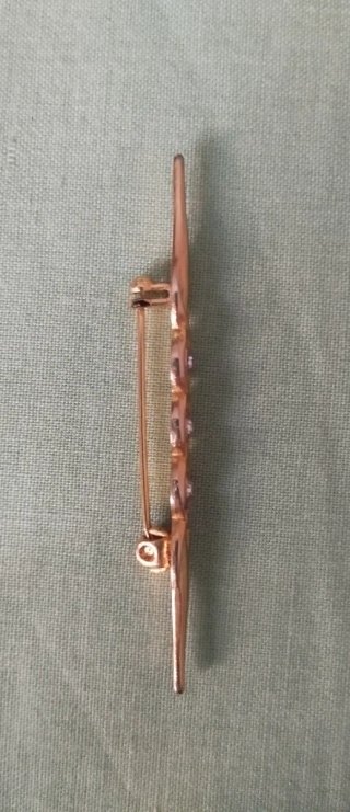 Alfiler/broche dorado con 3 piedras