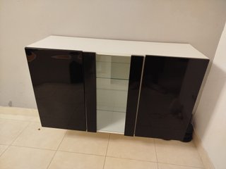 Mueble de salón blanco y negro