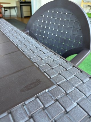 Conjunto de jardin, mesa y cuatro sillas.