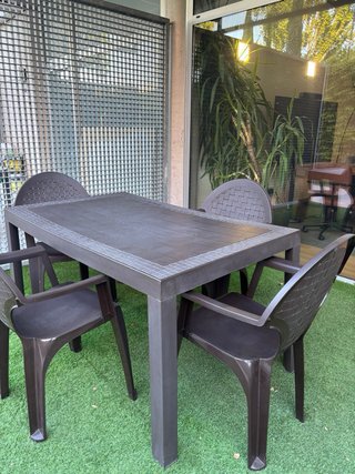 Conjunto de jardin, mesa y cuatro sillas.