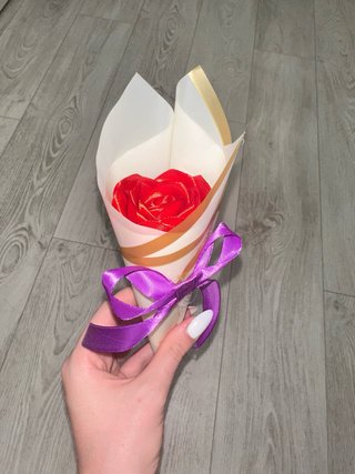 Flor de seda hecha a mano con lazo morado