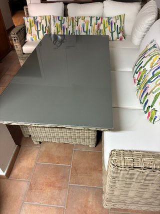Conjunto mesa y sofá con pufs