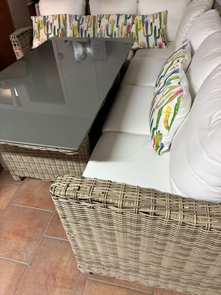 Conjunto mesa y sofá con pufs
