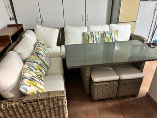 Conjunto mesa y sofá con pufs