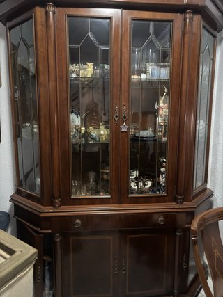 Aparador de madera y cristal