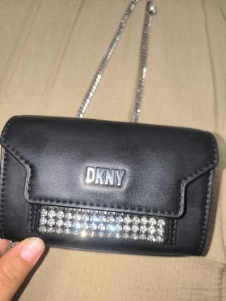 Bolso bandolera DKNY negro con pedrería