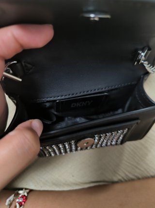 Bolso bandolera DKNY negro con pedrería