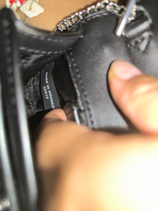 Bolso bandolera DKNY negro con pedrería