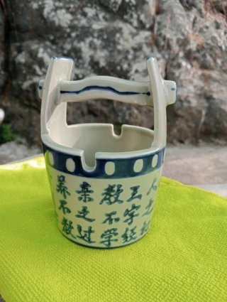 Cenicero estilo pozo chino azul y blanco