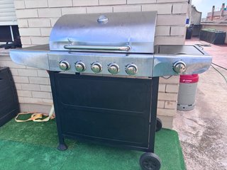 Barbacoa de gas negra y plateada