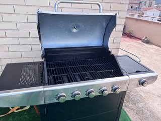 Barbacoa de gas negra y plateada