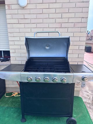 Barbacoa de gas negra y plateada