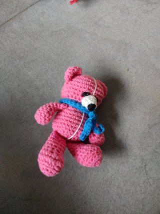 Peluche oso rosa tejido con bufanda azul