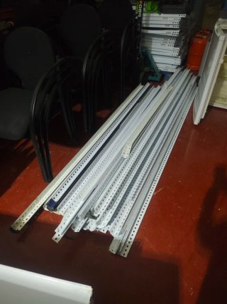 Estanterías metálicas blancas