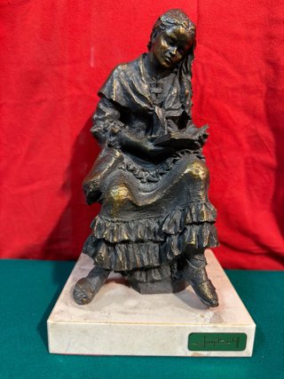 Escultura de bronce Mujer leyendo Boffil