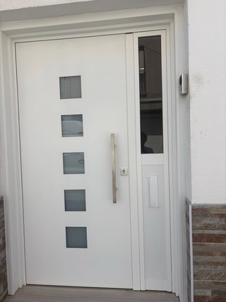 Puerta de aluminio blanca con cristal