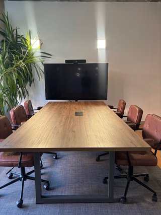 Mesa de reuniones de madera y metal