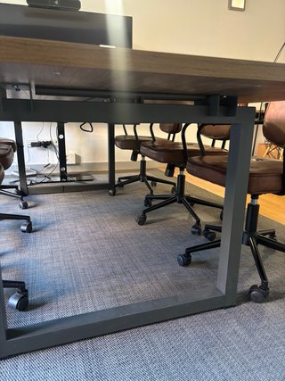 Mesa de reuniones de madera y metal