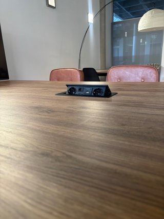 Mesa de reuniones de madera y metal