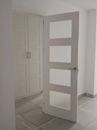 Puerta blanca con 4 cristales