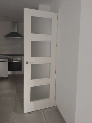 Puerta blanca con 4 cristales
