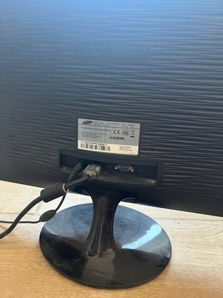 Monitor Samsung 21.5 Full HD + Teclado Logitech