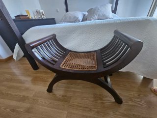 Taburete de madera teka y mimbre curvo