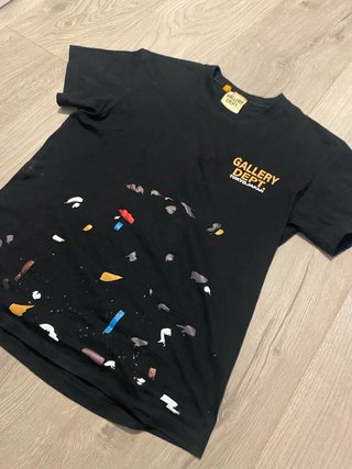 Camiseta Gallery Dept. Negra con logo en naranja