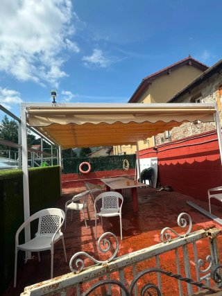 Pérgola Beige cerrada por 3 Lados