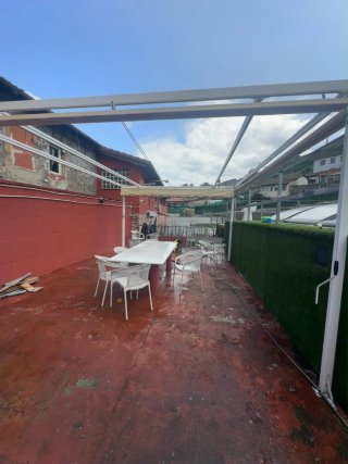 Pérgola Beige cerrada por 3 Lados