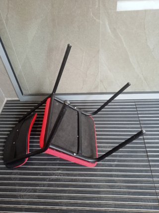 Silla roja con estructura metálica