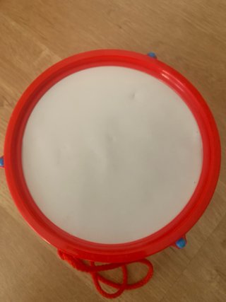 Tambor de juguete infantil con baquetas