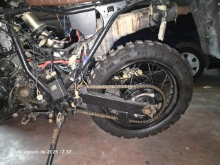 Yamaha Enduro Moto Negra y Azul