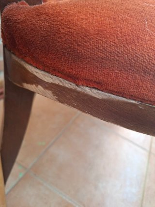 Silla antigua de terciopelo y madera