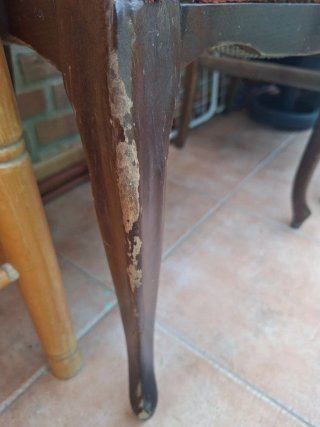 Silla antigua de terciopelo y madera