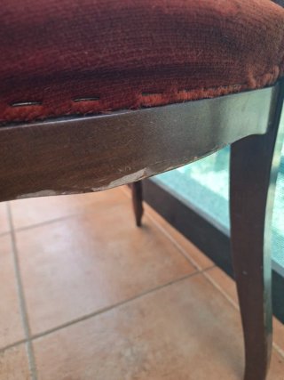 Silla antigua de terciopelo y madera