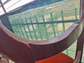 Silla antigua de terciopelo y madera