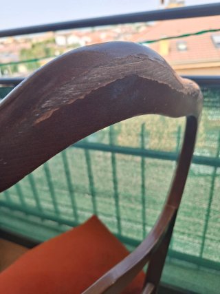 Silla antigua de terciopelo y madera