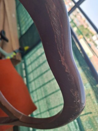 Silla antigua de terciopelo y madera
