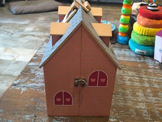 Casa de muñecas de madera con figuras