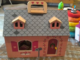 Casa de muñecas de madera con figuras