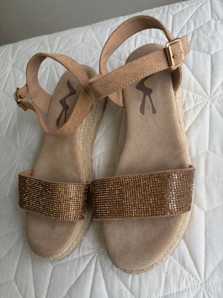 Sandalias cuña beige y doradas mujer