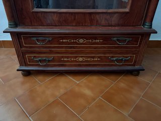 Vitrina de salón madera y cristal.
