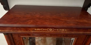 Vitrina de salón madera y cristal.
