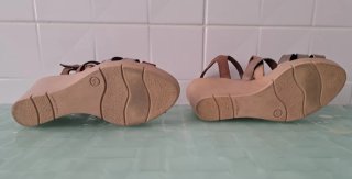 Sandalias de mujer marrones y doradas
