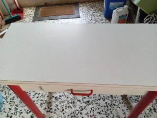 Mesa de cocina  extensible blanca y roja,con un ca