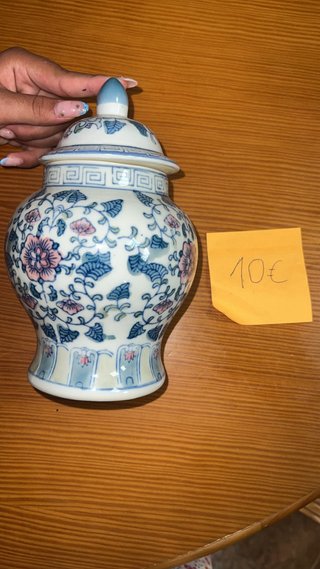 Jarrón de porcelana beige y blanco