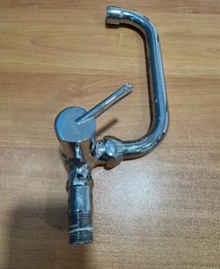 Grifo de metal plateado